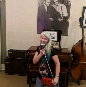 Meet your Posher, Tina